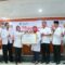 Bupati Tatu saat memberikan penghargaan ke PMI Kabupaten Serang.