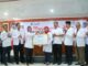 Bupati Tatu saat memberikan penghargaan ke PMI Kabupaten Serang.