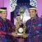 Pj Bupati Andi Ony saat menyerahkan Piala Juara MTQ ke Camat Mekar Baru Aan Ansori.