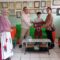 Ahmad Zuhdi Nagachi bersama ibunya saat di terima di sekolah SD Negeri 15 Tangerang.