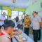 Menteri P2MI Abdul Kadir Karding Bersama Wakil Wali Kota Pilar Saga Ichsan saat melihat Siswa MI Tarbiyatul Athfal Makan Bergizi.
