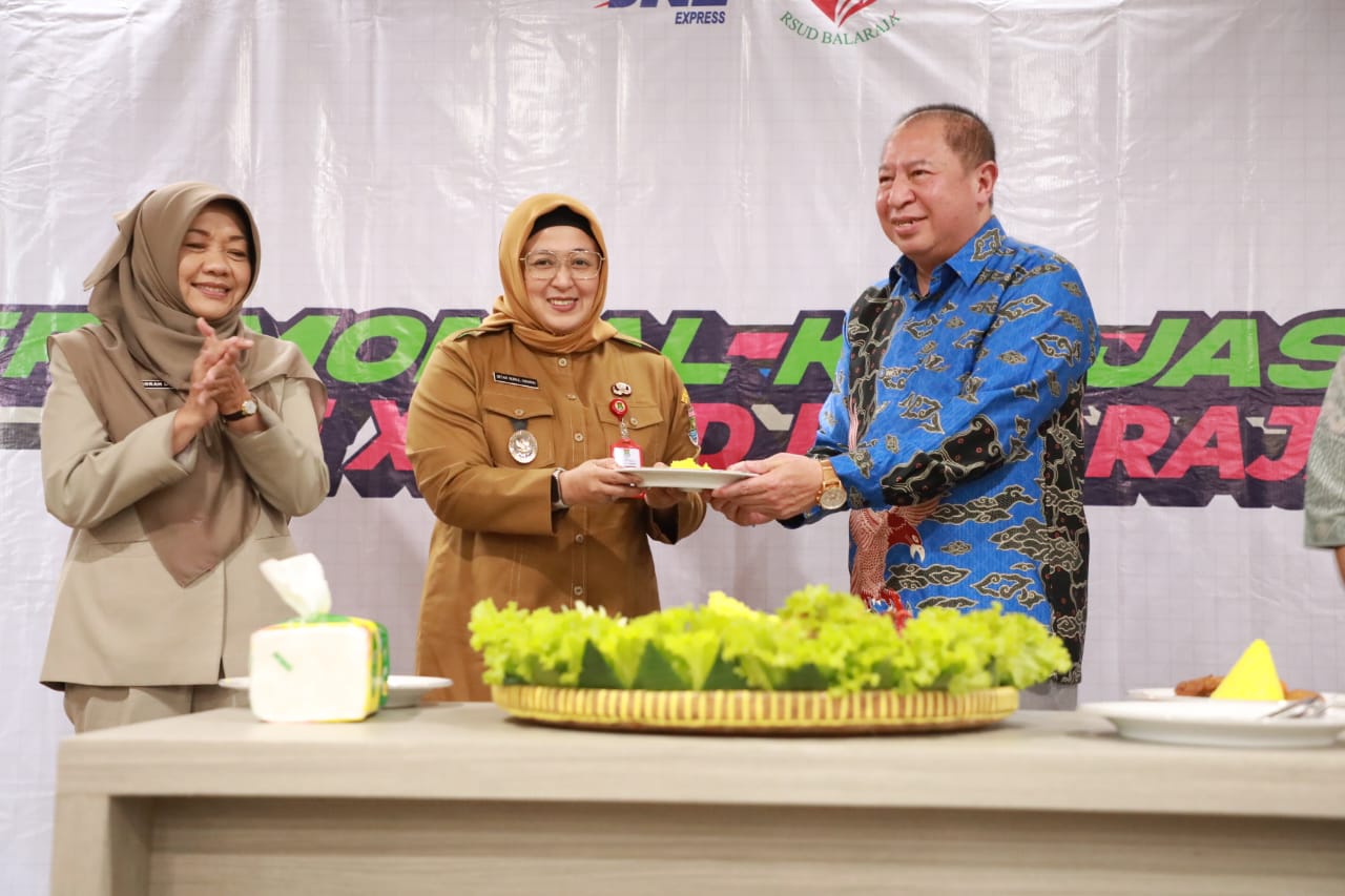 Wabup Intan bersama Direktur Utama RSUD Balaraja, Chorah Usman dan Direktur Pelaksana JNE Tangerang, H. Igo Ilham.