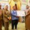 Kepala Perwakilan Ombudsman RI Provinsi Banten, Fadli Afriadi saat memberikan piagam penghargaan.