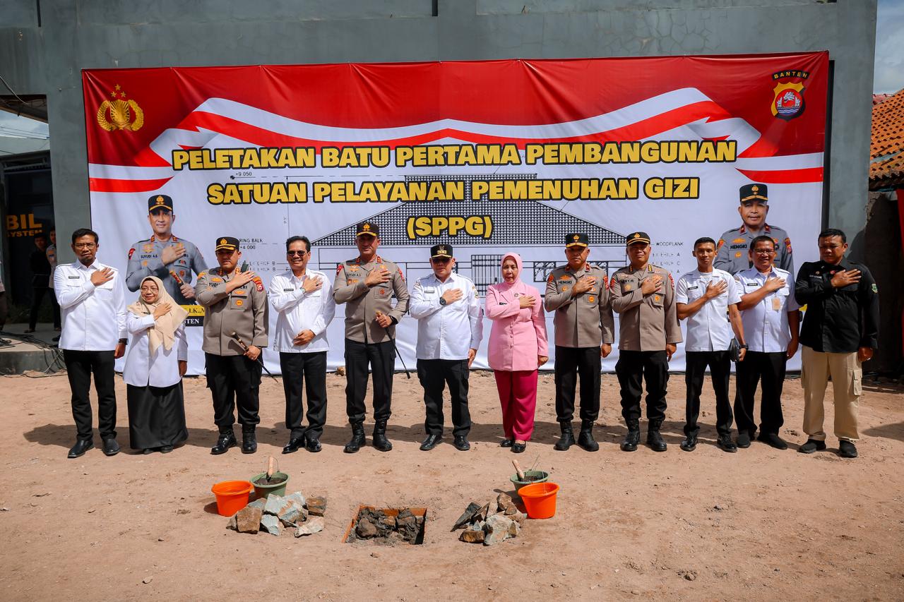 Pj Gubernur A Damenta dan Kapolda Banten saat di kegiatan peletakan batu pertama pembangunan SPPG.