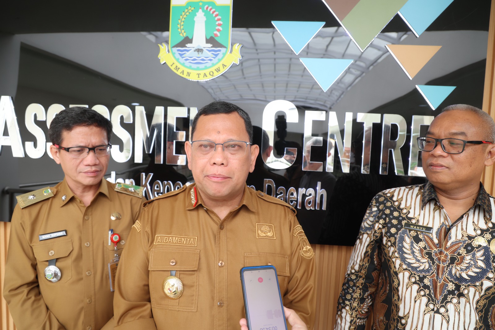 Pj Gubernur Banten A Famenta didampingi Pj Sekda Nana.