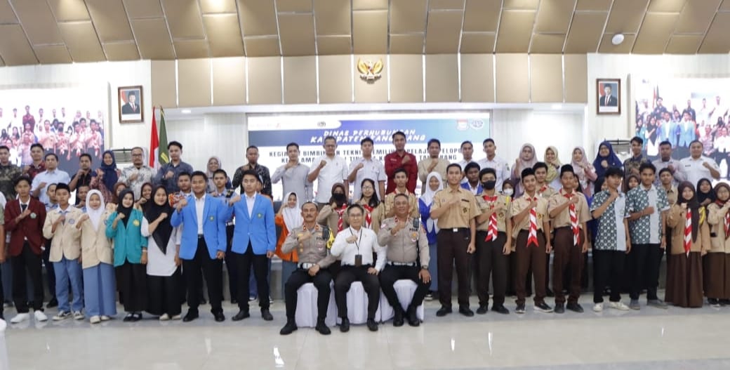 Para pelajar yang diajari keselamatan lalulintas.
