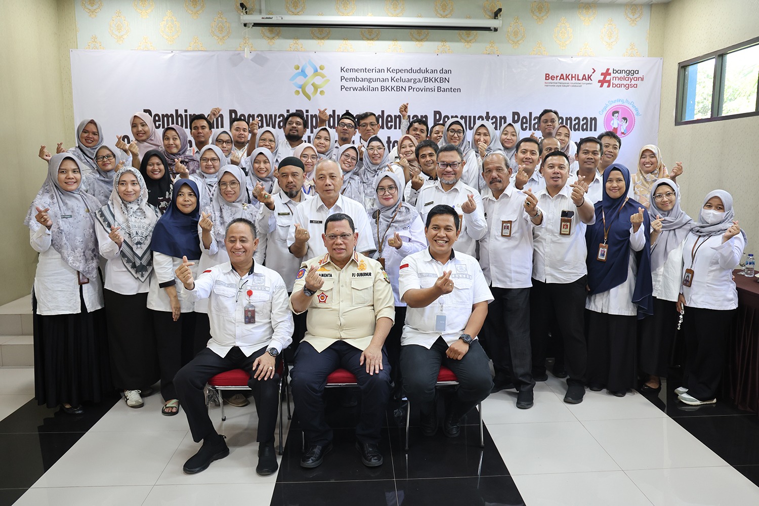 Pj Gubernur A Damenta Bersama Pejabat di BKKBN Banten.