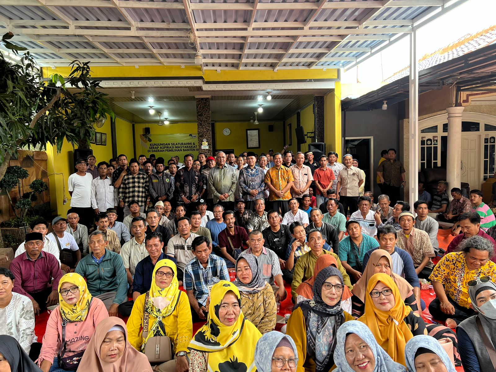 Andi Achmad Dara Anggita DPR RI dan Ketua DPRD Amud saat foto bersama masyarakat.