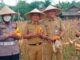 Camat Cucu Abdurrosyied bersama jajaran Polresta Tangerang saat ikut panen jagung.