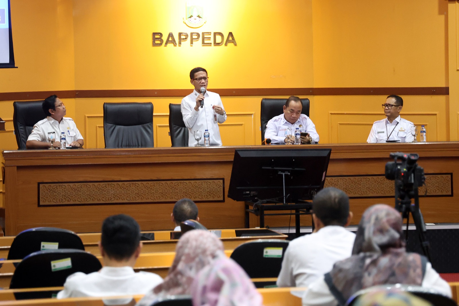 Pj Sekda Nana bersama Jajaran ASN Bappeda Banten.