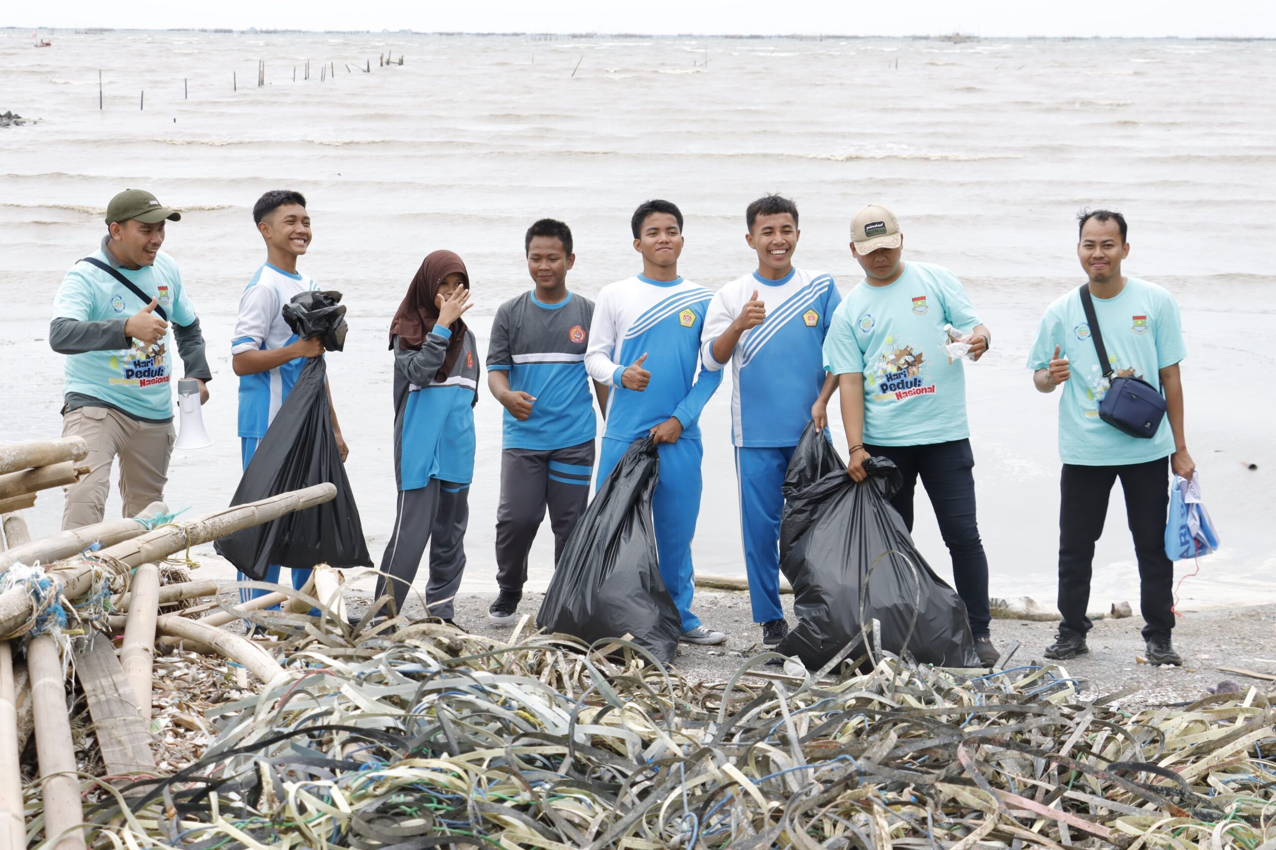 Aksi bersih-bersih pantai.