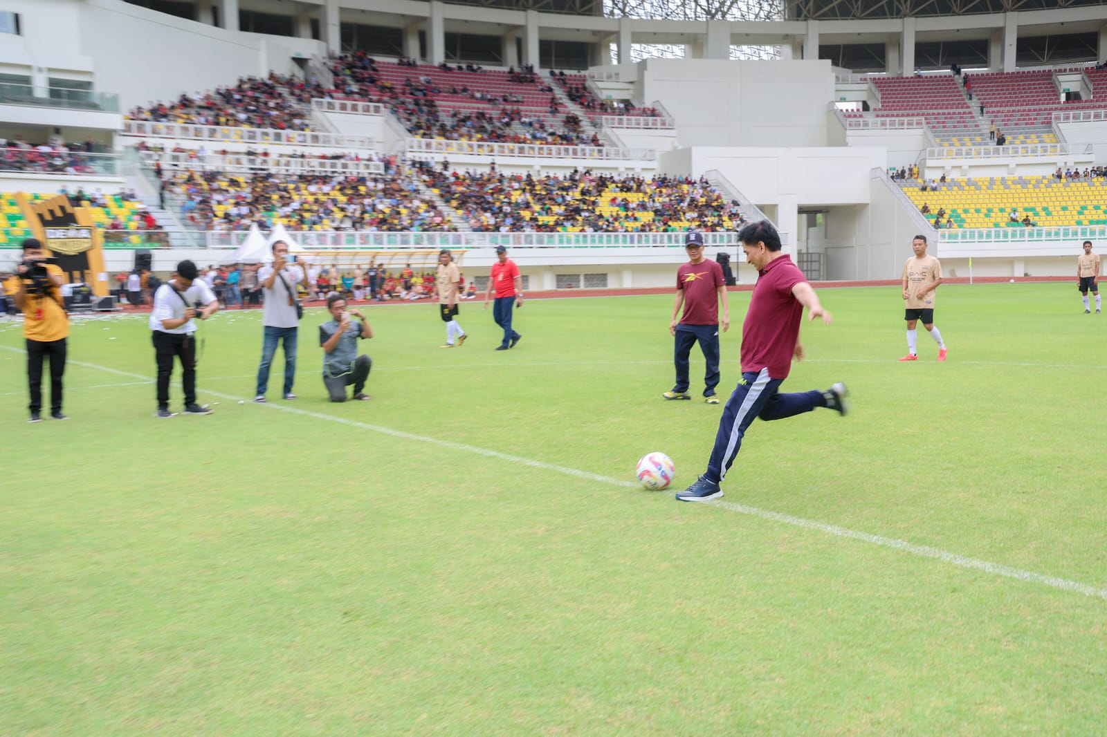 Wagub Dimyati saat menendang bola di Stadion BIS.