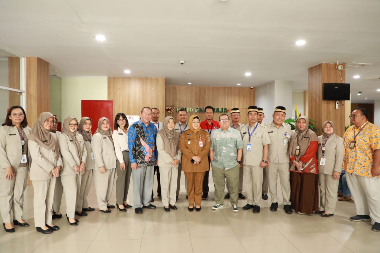 Wabup Intan bersama Direktur Utama RSUD Balaraja, Chorah Usman dan Direktur Pelaksana JNE Tangerang, H. Igo Ilham beserta jajarannya.