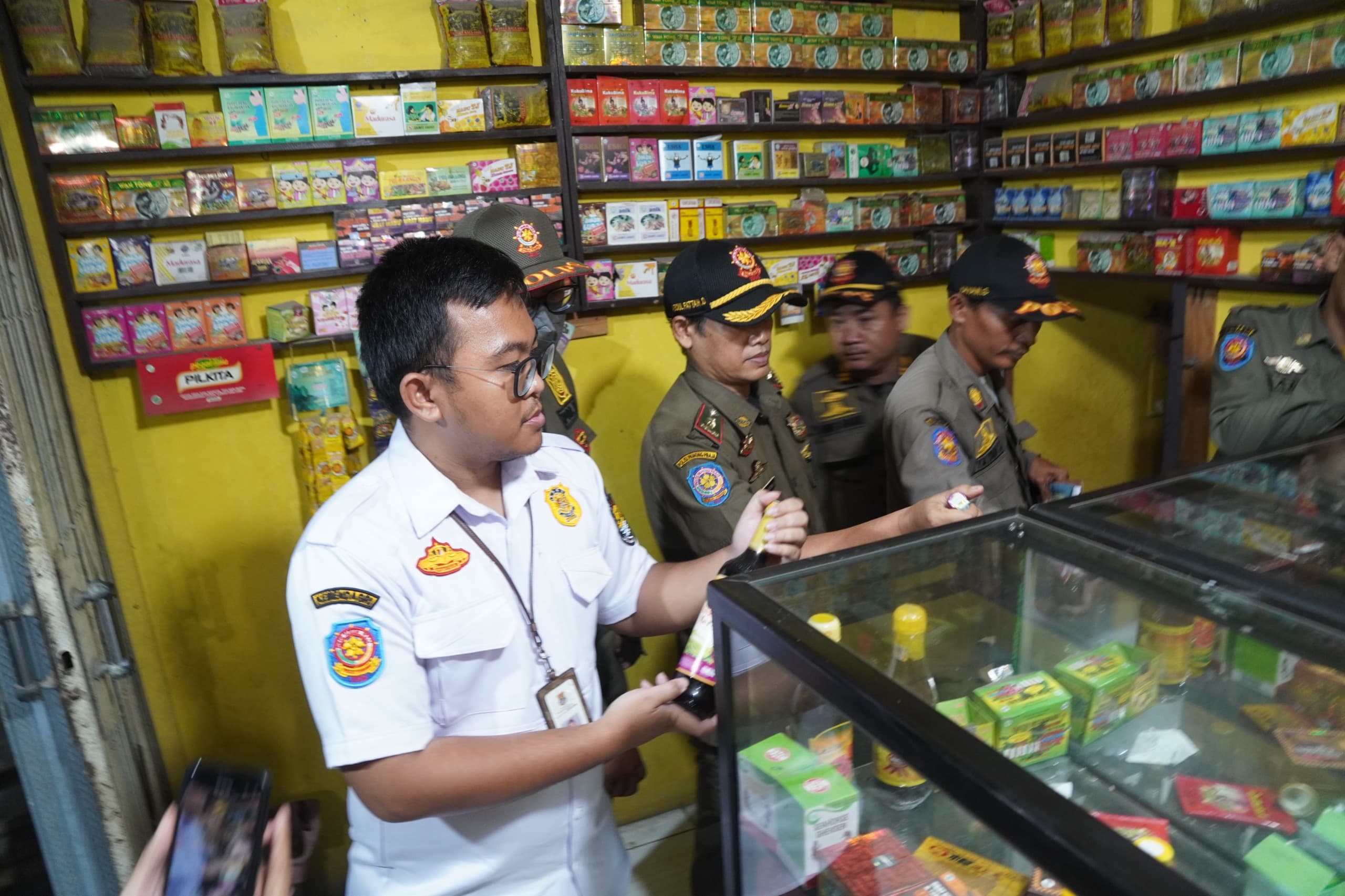 Satpol PP saat menggelar razia miras di depot Jamu.