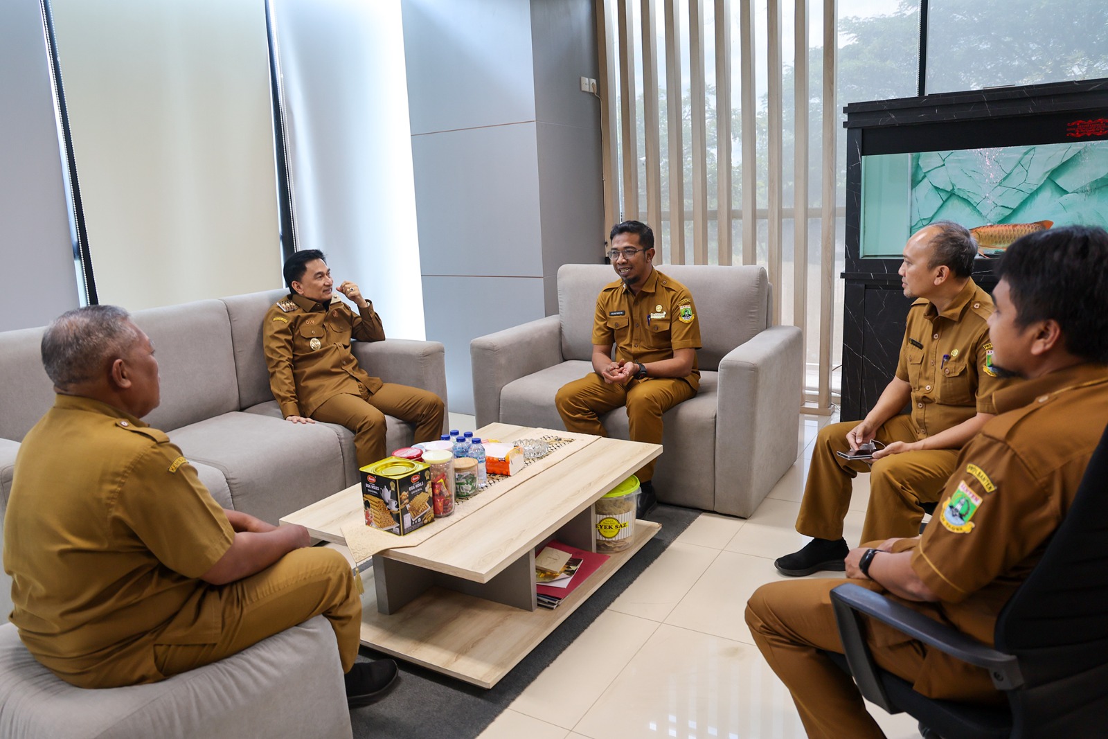 Wagub Dimyati saat bersama Kadis PUPR Arlan Marzan.