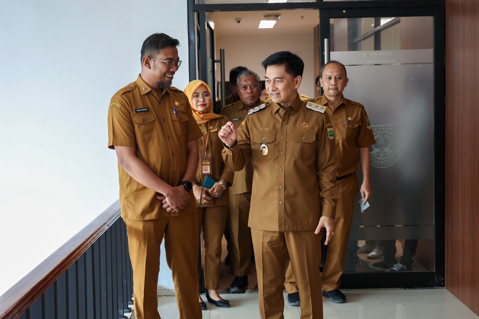 Wagub Dimyati bersama Kadis PUPR Arlan Marzan dan jajarannya.