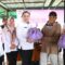 Sekda Soma Atmaja di dampingi jajarannya saat melayani warga yang membeli paket sembako.