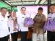 Sekda Soma Atmaja di dampingi jajarannya saat melayani warga yang membeli paket sembako.
