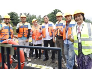 DLHK Kabupaten Tangerang Bersama Stakeholder Luncurkan Kapal Interceptor Atasi Sampah