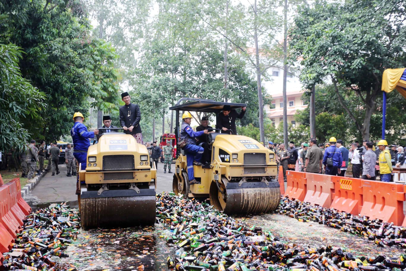 Pemusnahan Miras menggunakan alat berat.