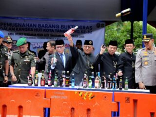 Plh sekda banten Nana, Sekda Herman Suwarman, dan Ketua DPRD Kota Tangerang Rusdi Alam saat pemusnahan miras.