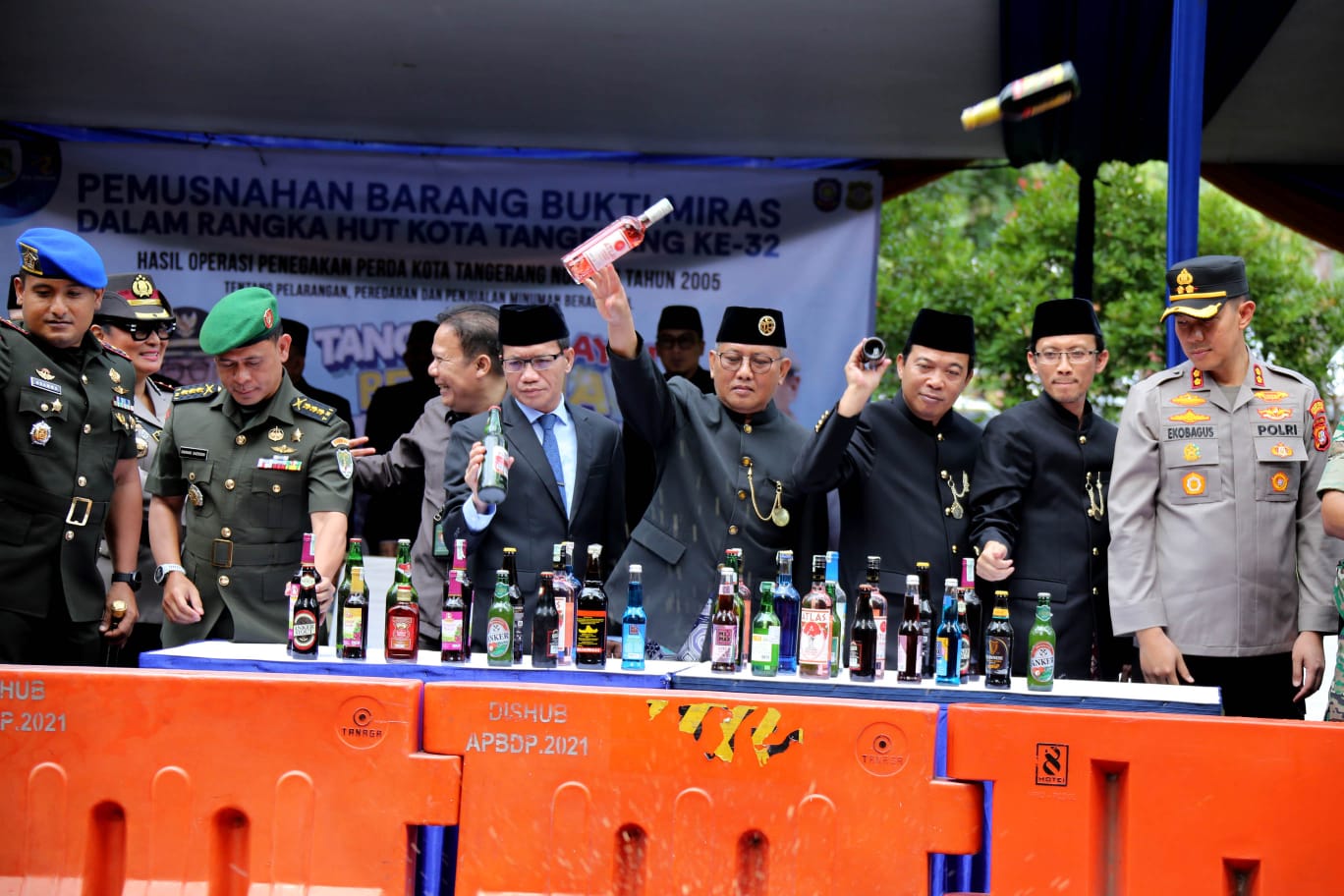 Plh sekda banten Nana, Sekda Herman Suwarman, dan Ketua DPRD Kota Tangerang Rusdi Alam saat pemusnahan miras.