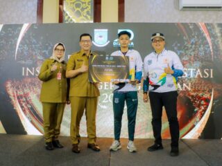 Sekda Bambang bersama Kadispora Mursinah saat memberikan penghargaan kepada Atlet Berprestasi.