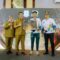 Sekda Bambang bersama Kadispora Mursinah saat memberikan penghargaan kepada Atlet Berprestasi.