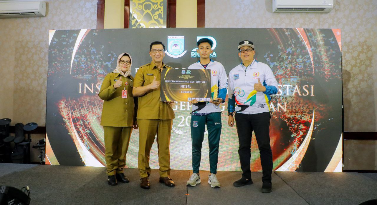 Sekda Bambang bersama Kadispora Mursinah saat memberikan penghargaan kepada Atlet Berprestasi.