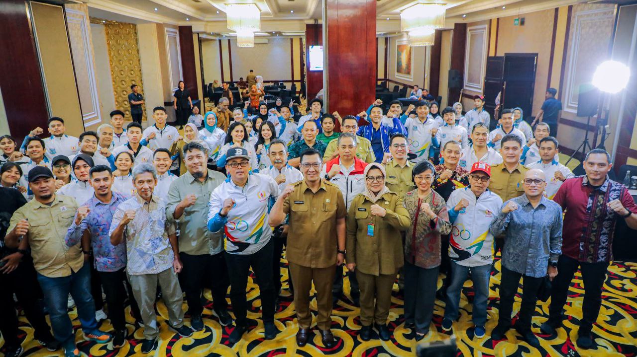 Sekda Bambang bersama Kadispora Mursinah saat bersama para Atlet berprestasi.