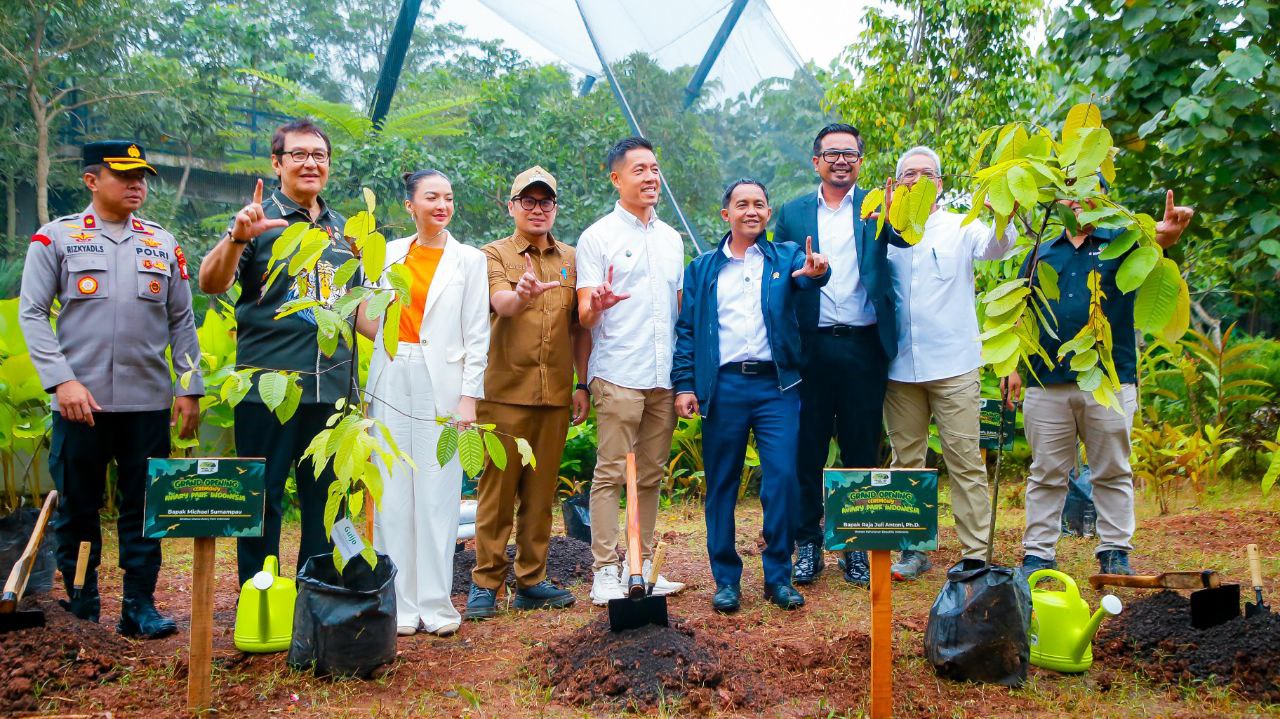 Para pejabat saat menanam bibit pohon di Aviary Park Tangsel.