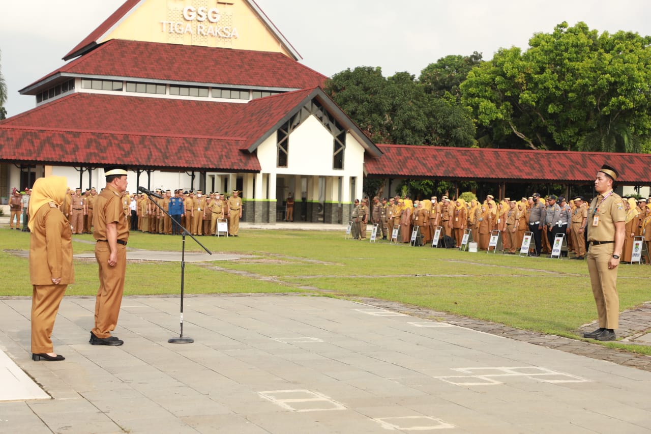Bupati Maesyal bersama Wabup Intan saat apel pagi di Puspemkab Tangerang.
