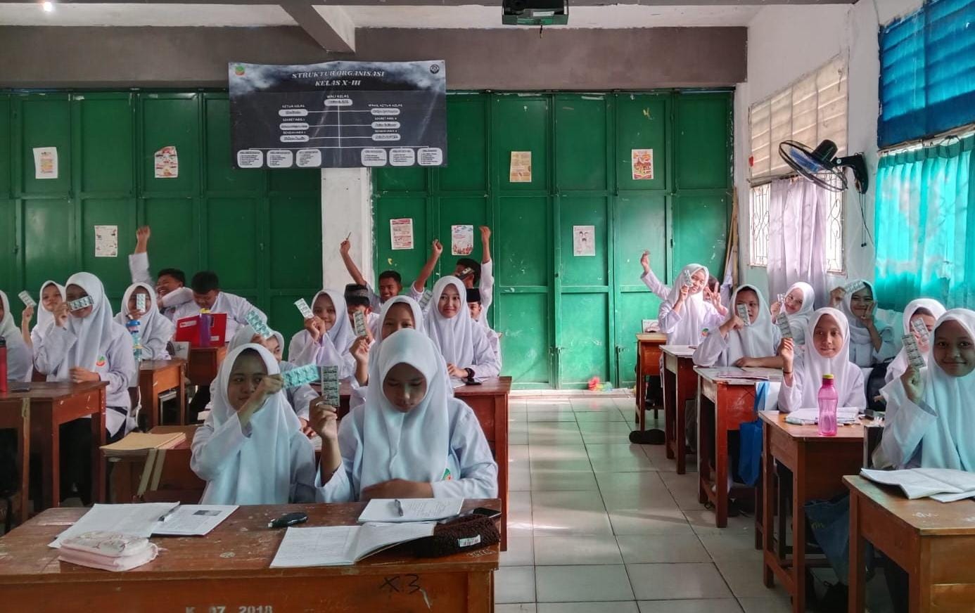 Pelajar saat diberikan tablet vitamin penambah darah.