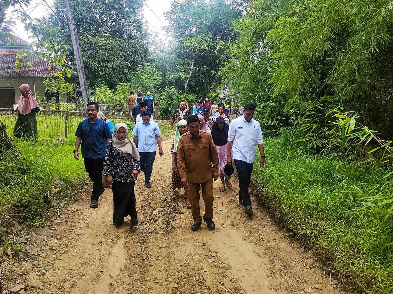 Gubernur Andra Soni saat meninjau jalan rusak di Patia Pandeglang.