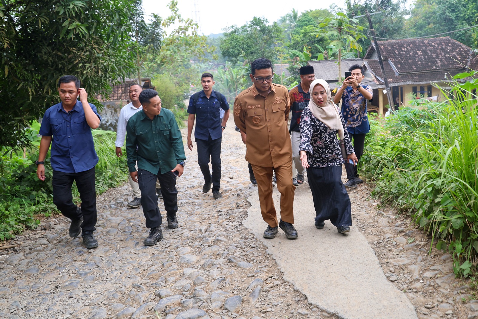 Gubernur Andra Soni saat meninjau jalan Rusak di Patia Pandeglang.
