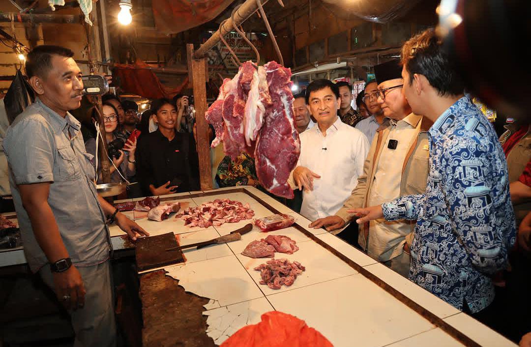 Wagub Dimyati bersama BAM DPR RI saat berdialog dengan pedagang daging.