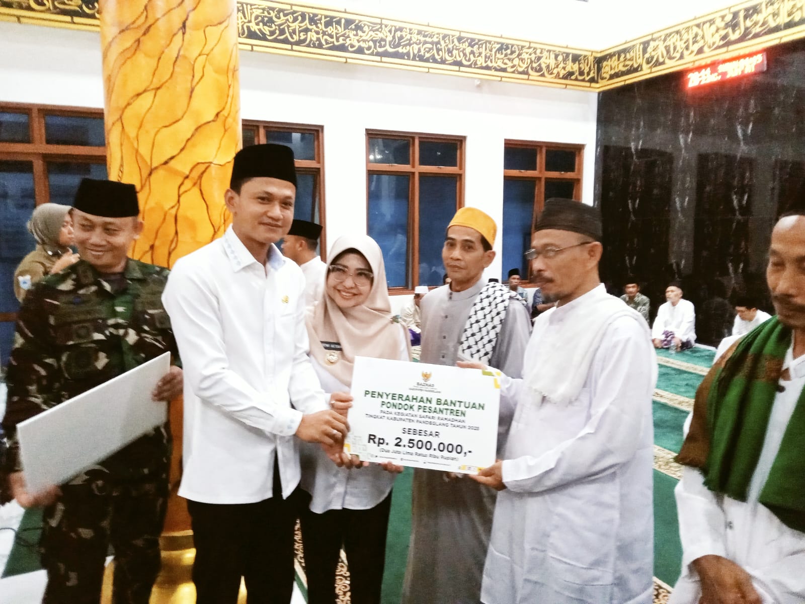 Bupati Pandeglang Raden Dewi Setiani dan Wakil Bupati Iing Andri Supriadi saat menyerahkan bantuan.