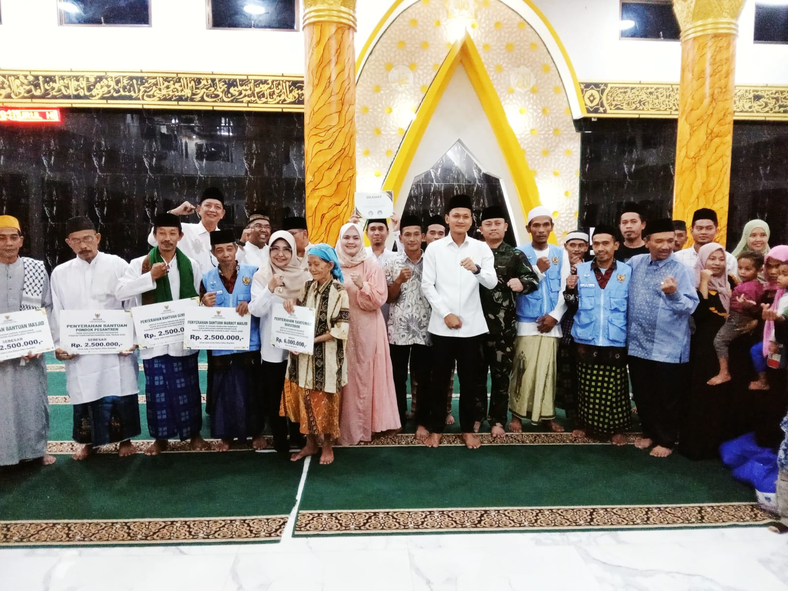 Bupati Pandeglang Raden Dewi Setiani dan Wakil Bupati Iing Andri Supriadi saat menyerahkan bantuan.