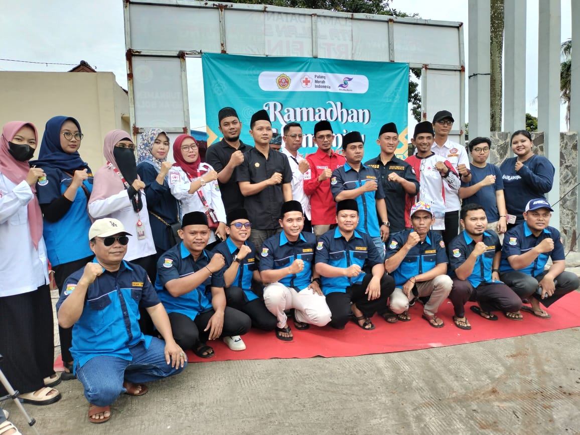 Pengurus Karang Taruna dan PMI Kecamatan Rajeg saat foto bersama usai membagikan takjil.
