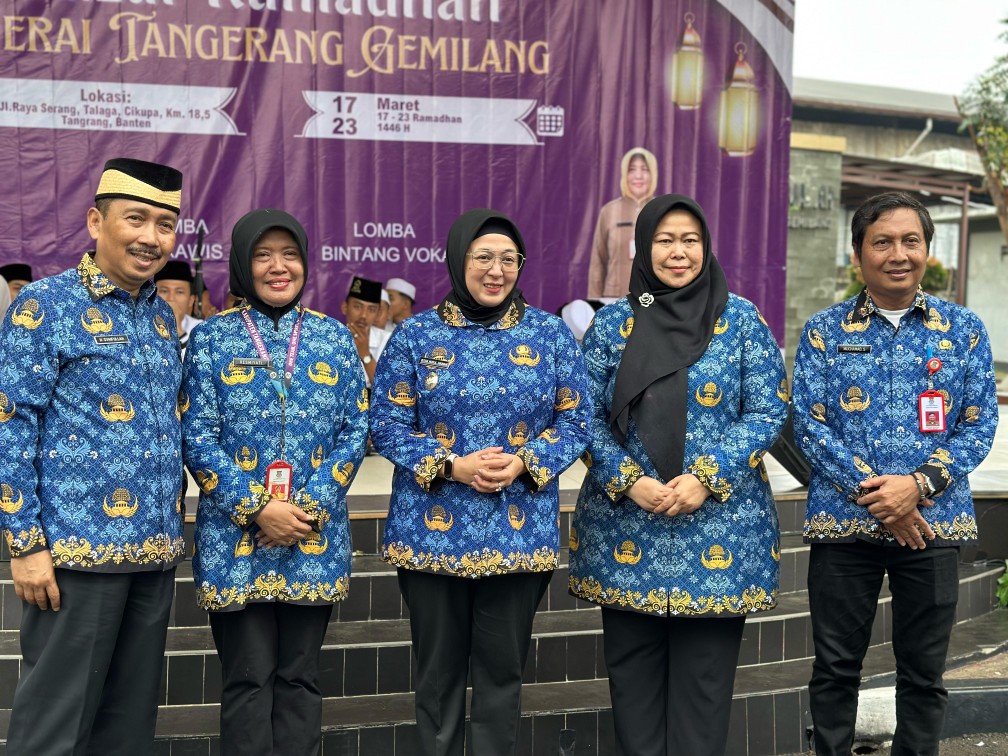 Wabup Intan bersama pejabat lainnya.