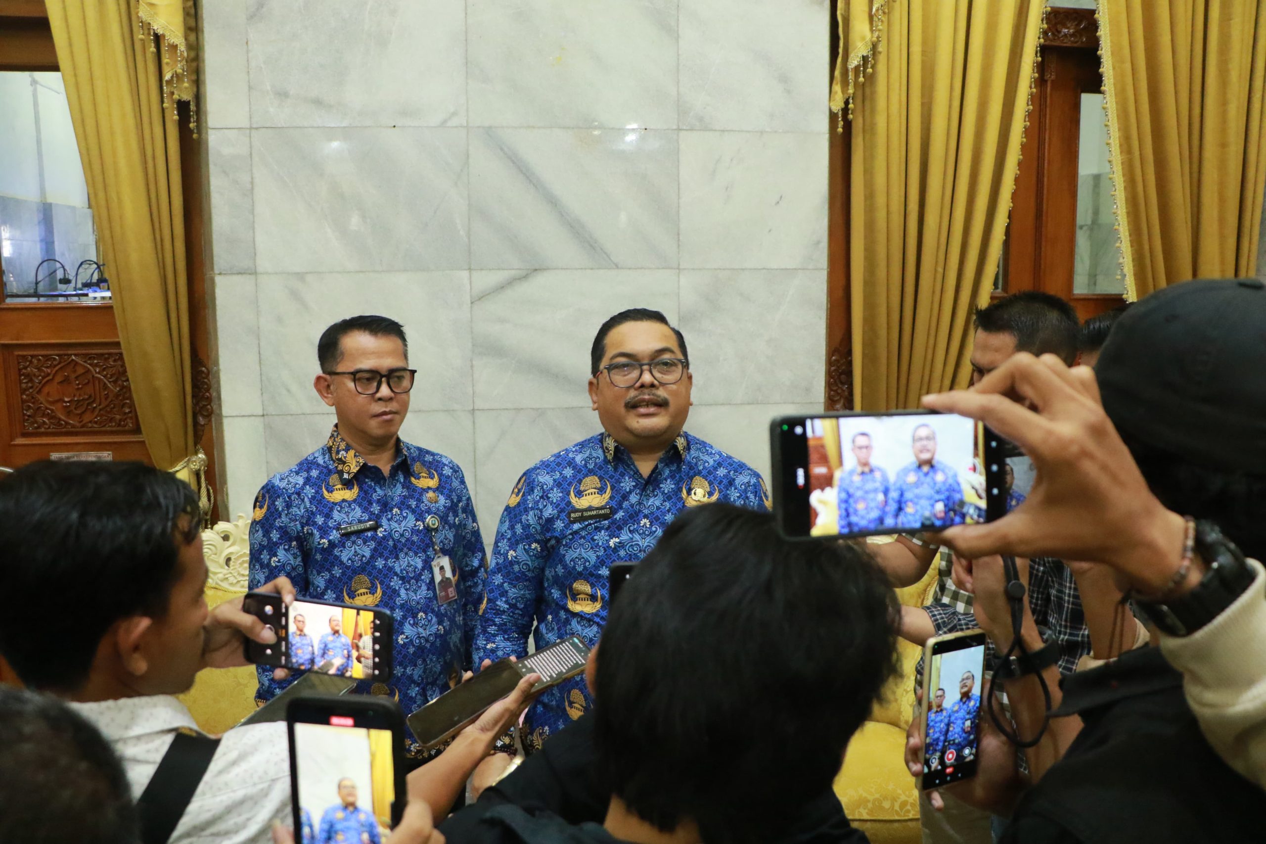 Pj Sekda Kabupaten Serang, Rudy Suhartanto, didampingi Kepala BPKAD Sarudin saat jumpa pers.