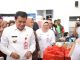 Bupati Rudi Maesyal dan Wabup Intan saat mengecek bazar paket sembako.
