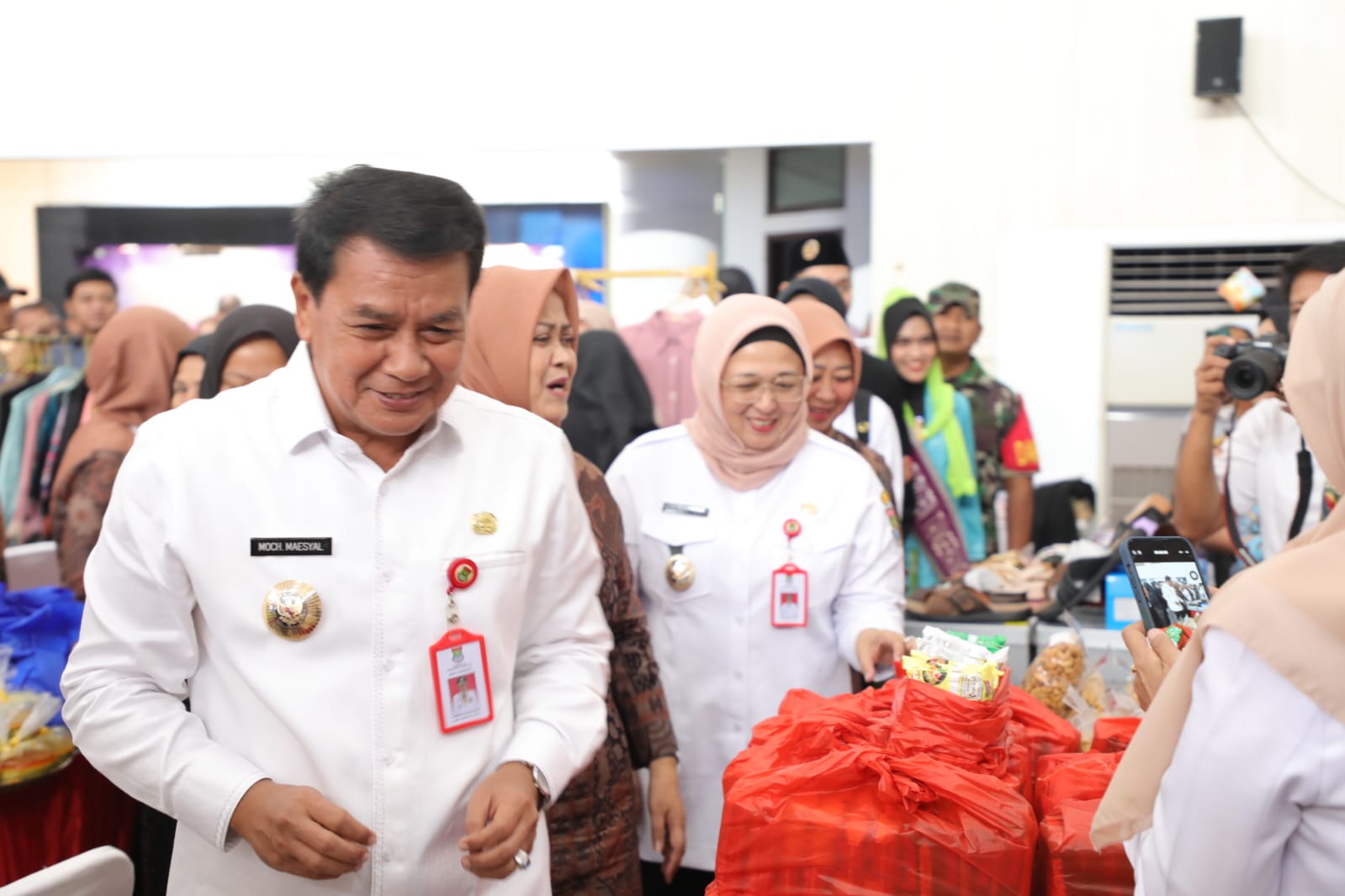 Bupati Rudi Maesyal dan Wabup Intan saat mengecek bazar paket sembako.