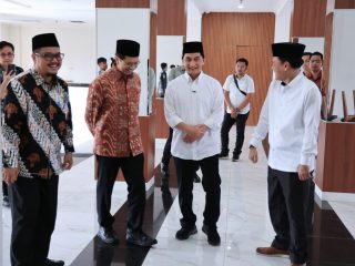 Wagub Banten Dimyati saat meninjau asrama haji Cipondoh.
