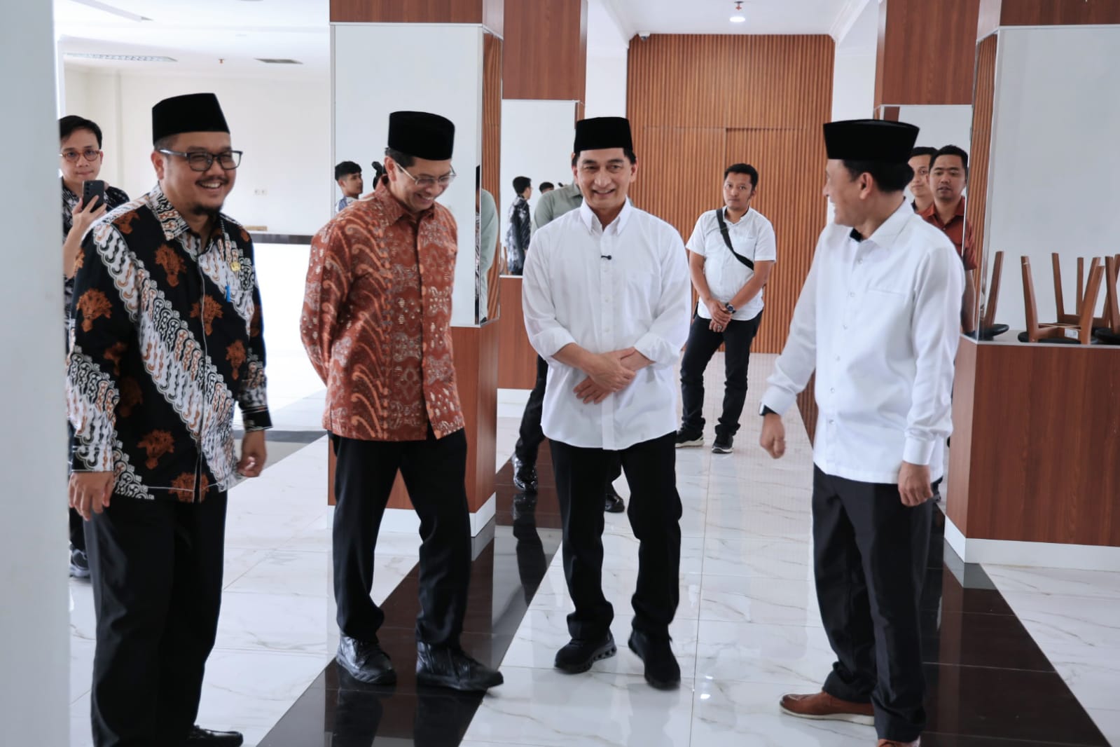 Wagub Banten Dimyati saat meninjau asrama haji Cipondoh.