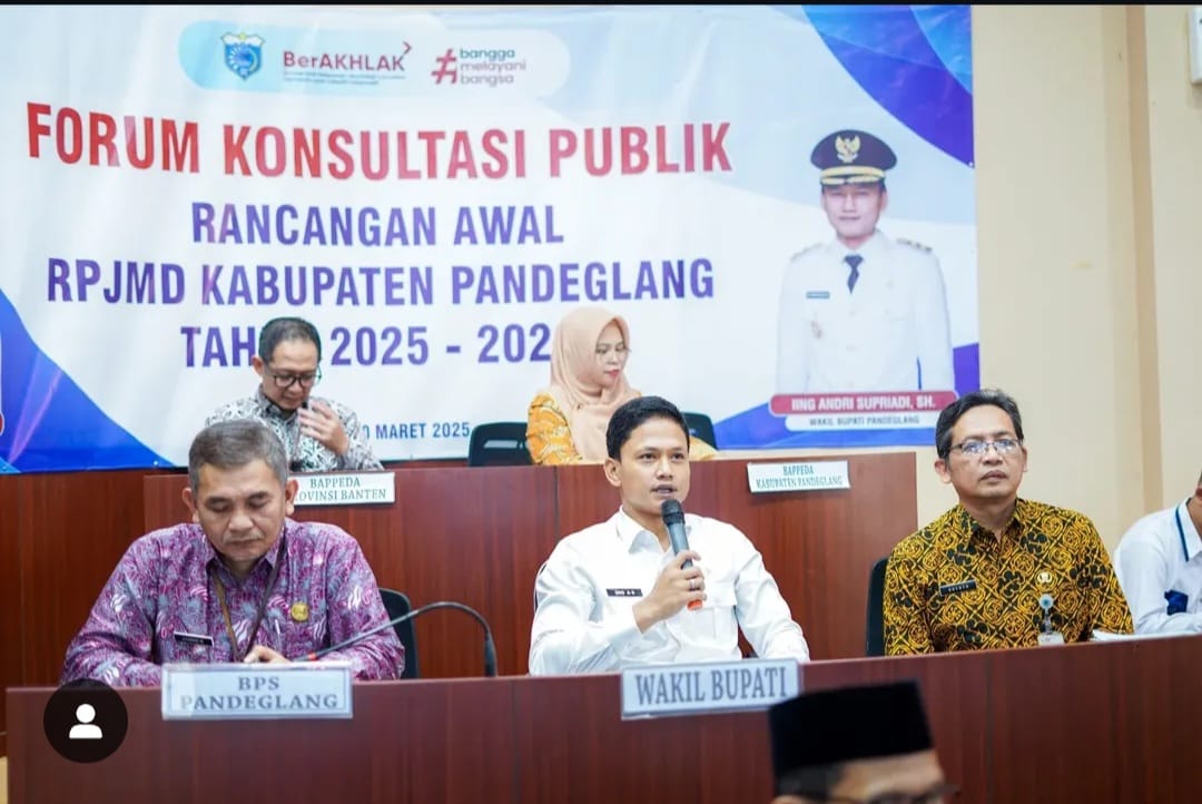 Wakil Bupati Pandeglang Iing Andri Supriadi bersama jajarannya.
