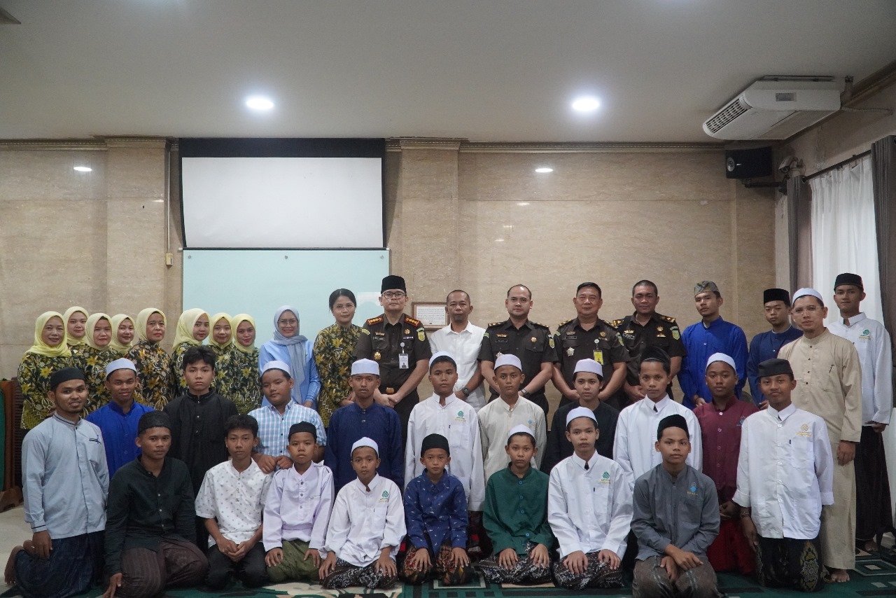 Kegiatan Kejaksaan berbagi kasih dengan anak yatim.