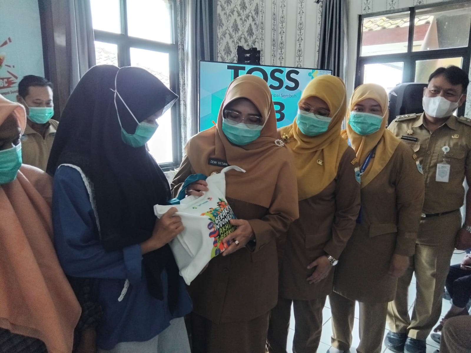 Bupati Dewi saat memberikan paket bantuan untuk masyarakat di Puskesmas Pulosari.