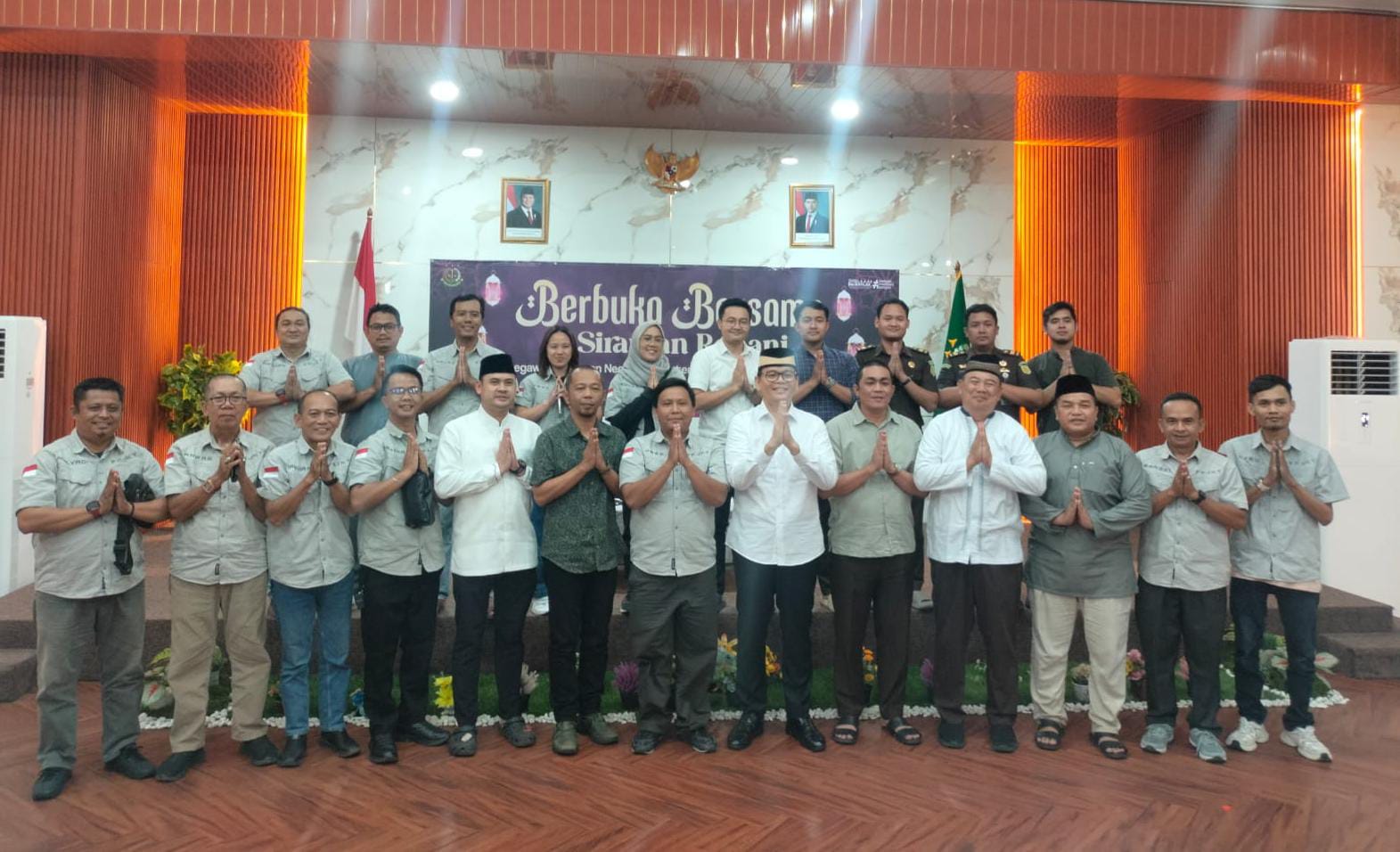 Kepala Kejari Kabupaten Tangerang, Ricky Tommy Hasiholan dan jajarannya foto bersama para jurnalis.