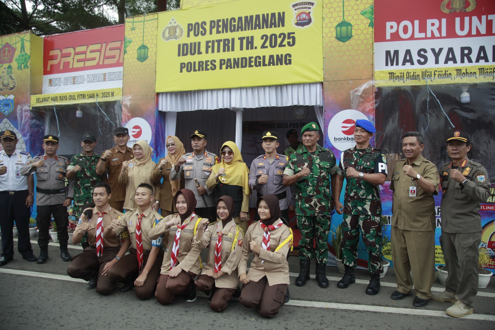 Bupati Dewi saat mengecek pos pengamanan Idul Fitri di Pandeglang.
